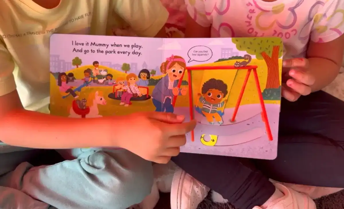 Dos niñas leen un cuento ilustrado en inglés